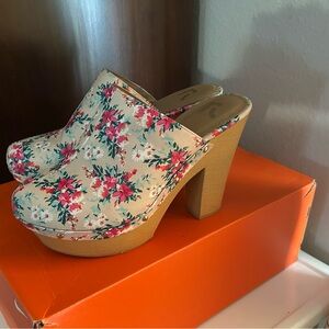 Report Pink and Cream Floral Mules with Wooden Heel size 10